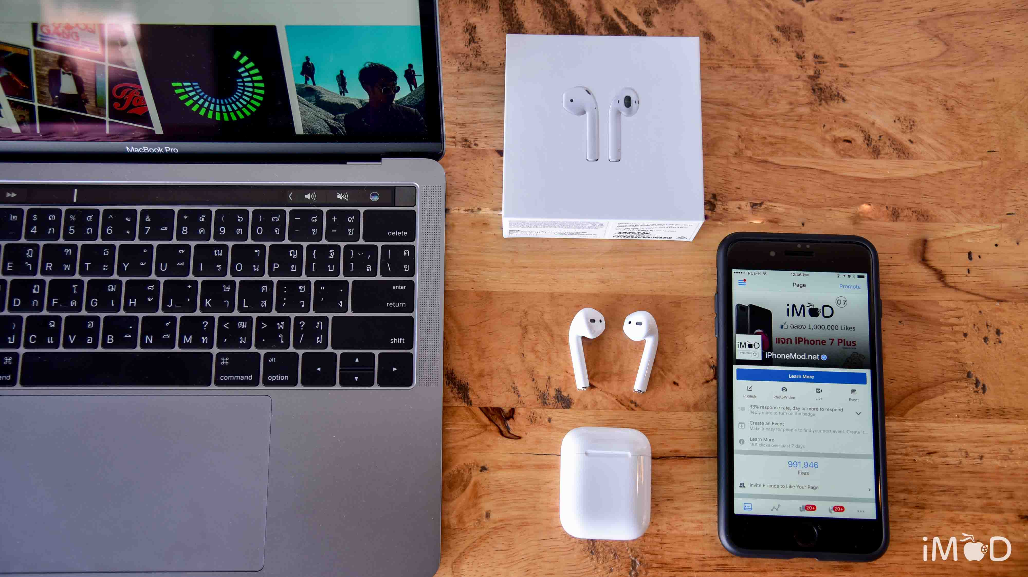 Можно подключить аирподс к ноутбуку. Наушники Apple Mac Pro. MACBOOK iphone AIRPODS. Наушники AIRPODS Mac.. Apple iphone Notebook AIRPODS.