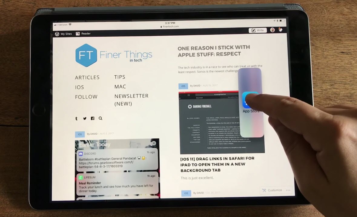 ตัวอย่างการใช้ Multitasking ใน iOS 11 ด้วยมือเดียวเพื่อเปิดใช้ 3 แอปที่ ...