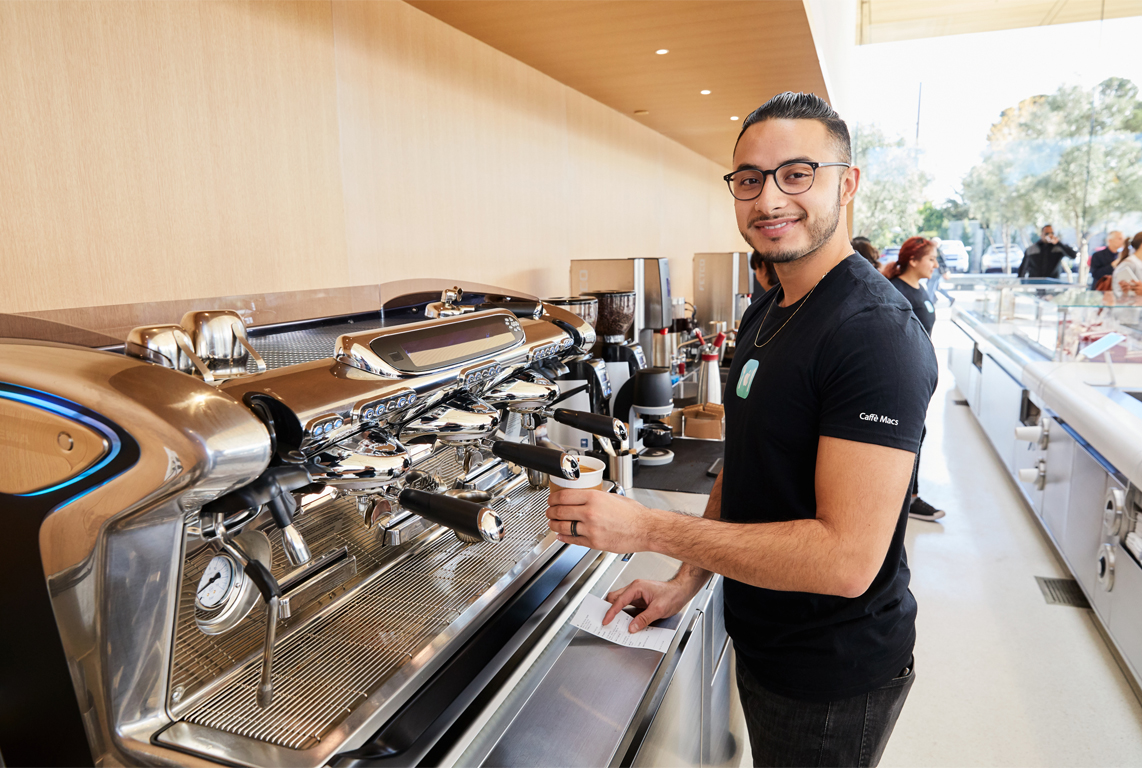 Applepark Visitorcenter Cafe Employee 20171117
