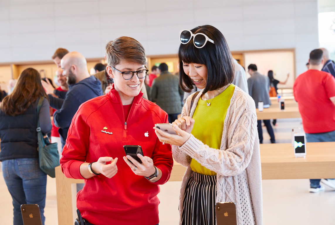 Applepark Visitorcenter Employee Customer Iphone 20171117