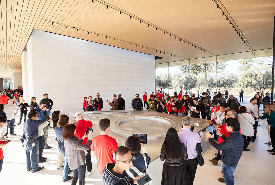 Applepark Visitorcenter Opening Ar Crowd Demo 20171117