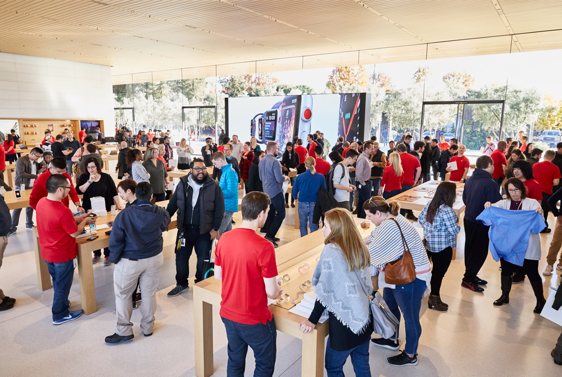 Applepark Visitorcenter Opening Crowd Shopping 20171117