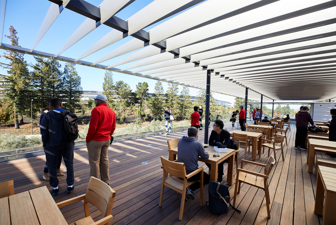 Applepark Visitorcenter Opening Patio Deck 20171117