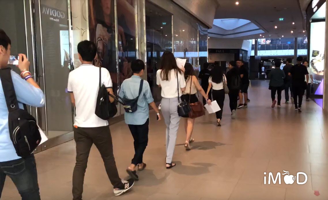 Customer Buying Iphone 8 Powerbuy 1