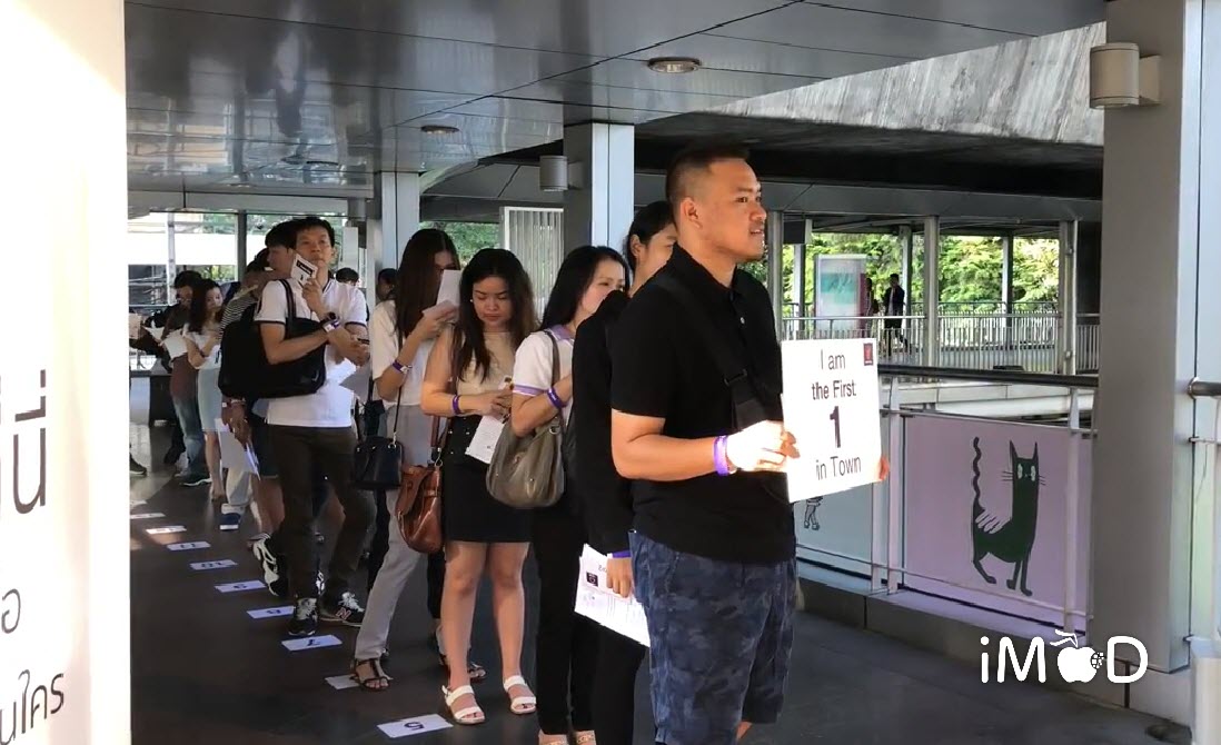 Customer Buying Iphone 8 Powerbuy 2