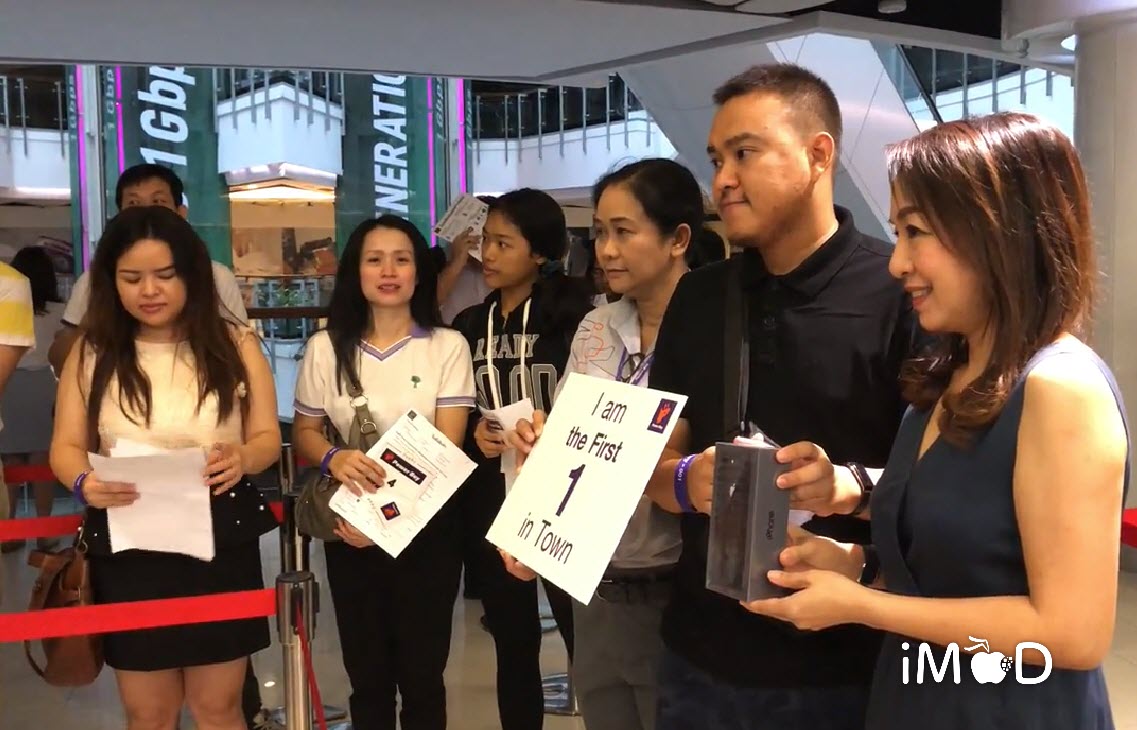 Customer Buying Iphone 8 Powerbuy 3