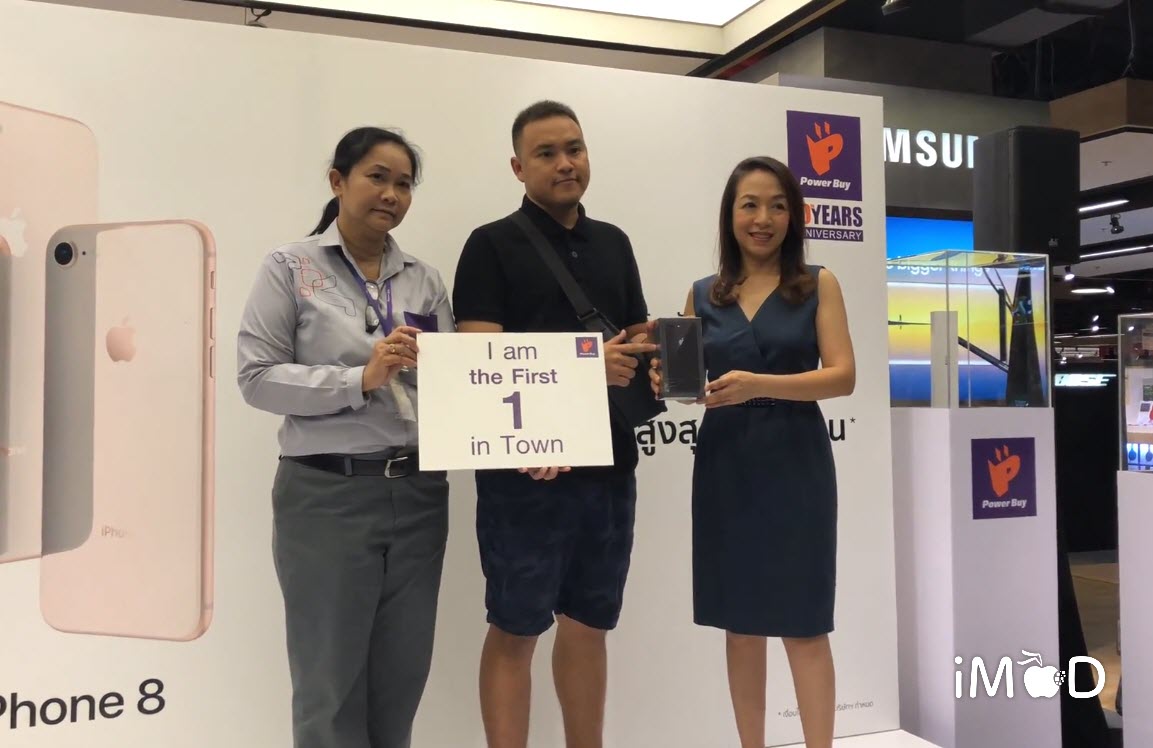 Customer Buying Iphone 8 Powerbuy 4