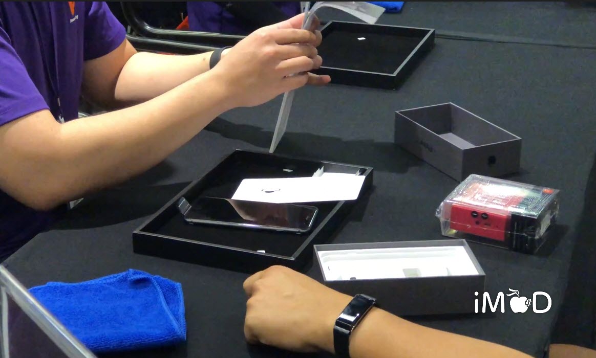 Customer Buying Iphone 8 Powerbuy 5