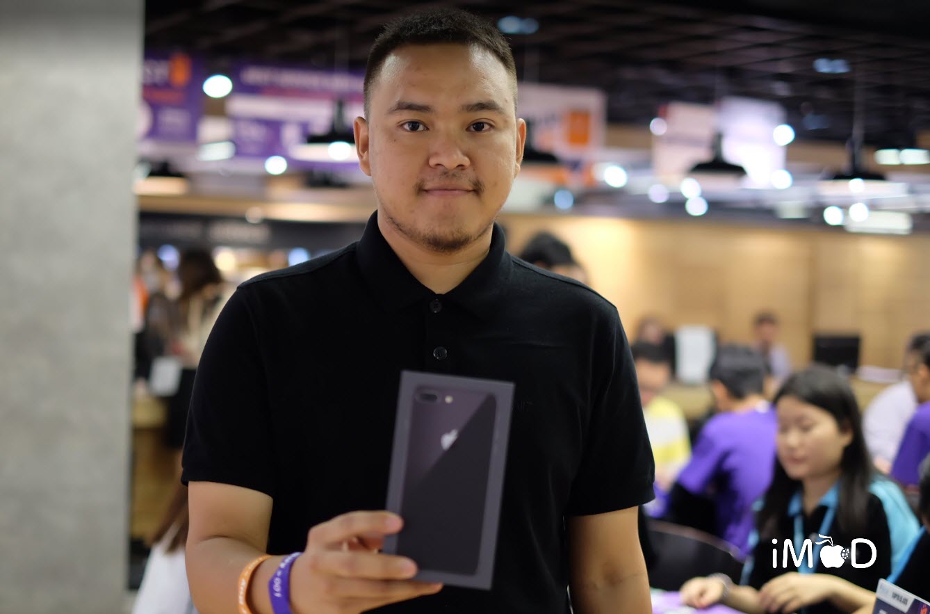 Customer Buying Iphone 8 Powerbuy 7