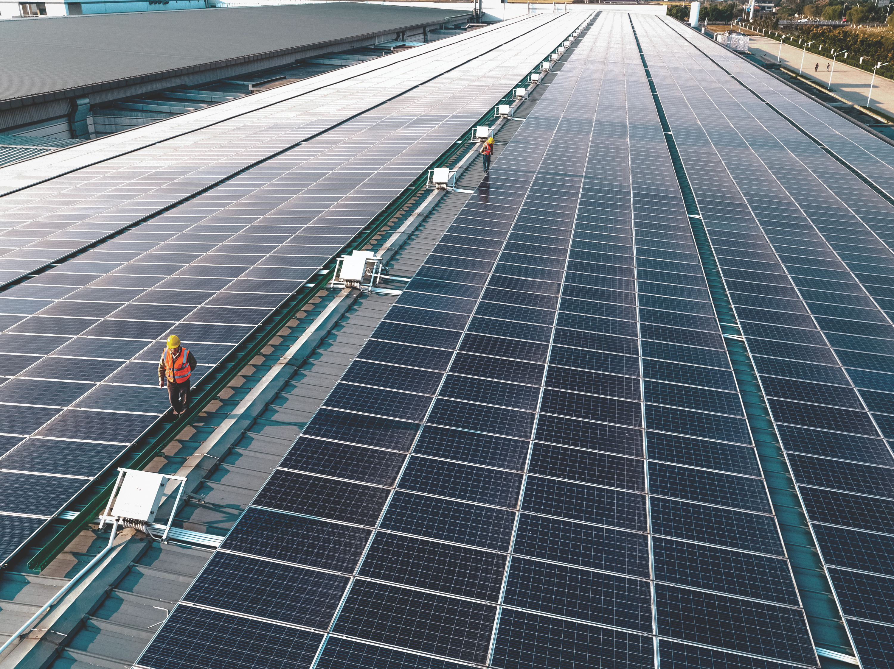 Apple Workers On Solar Panel 03072018