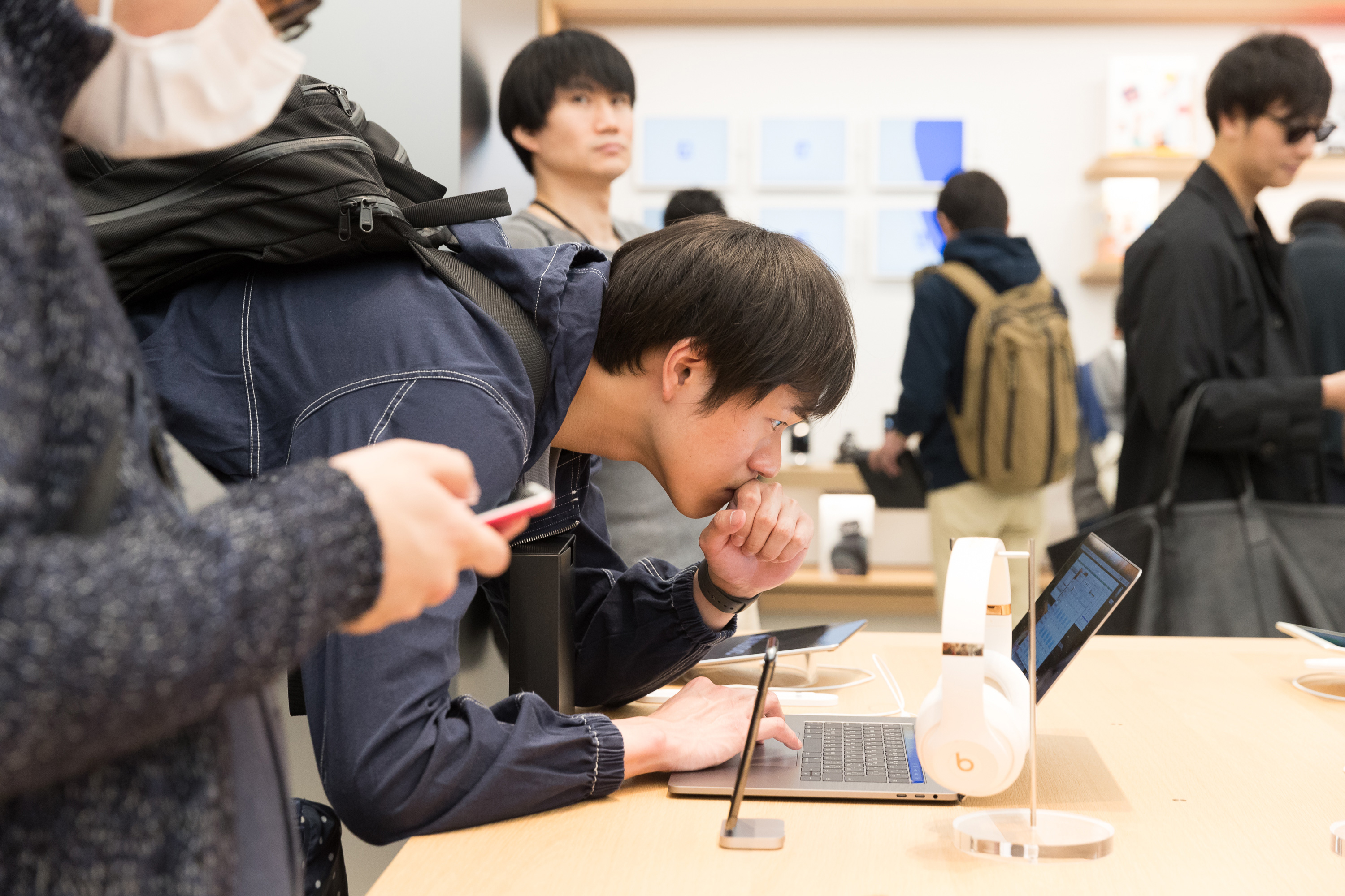 Apple Store Shinjuku Opening Customer Using Macbook 04062018