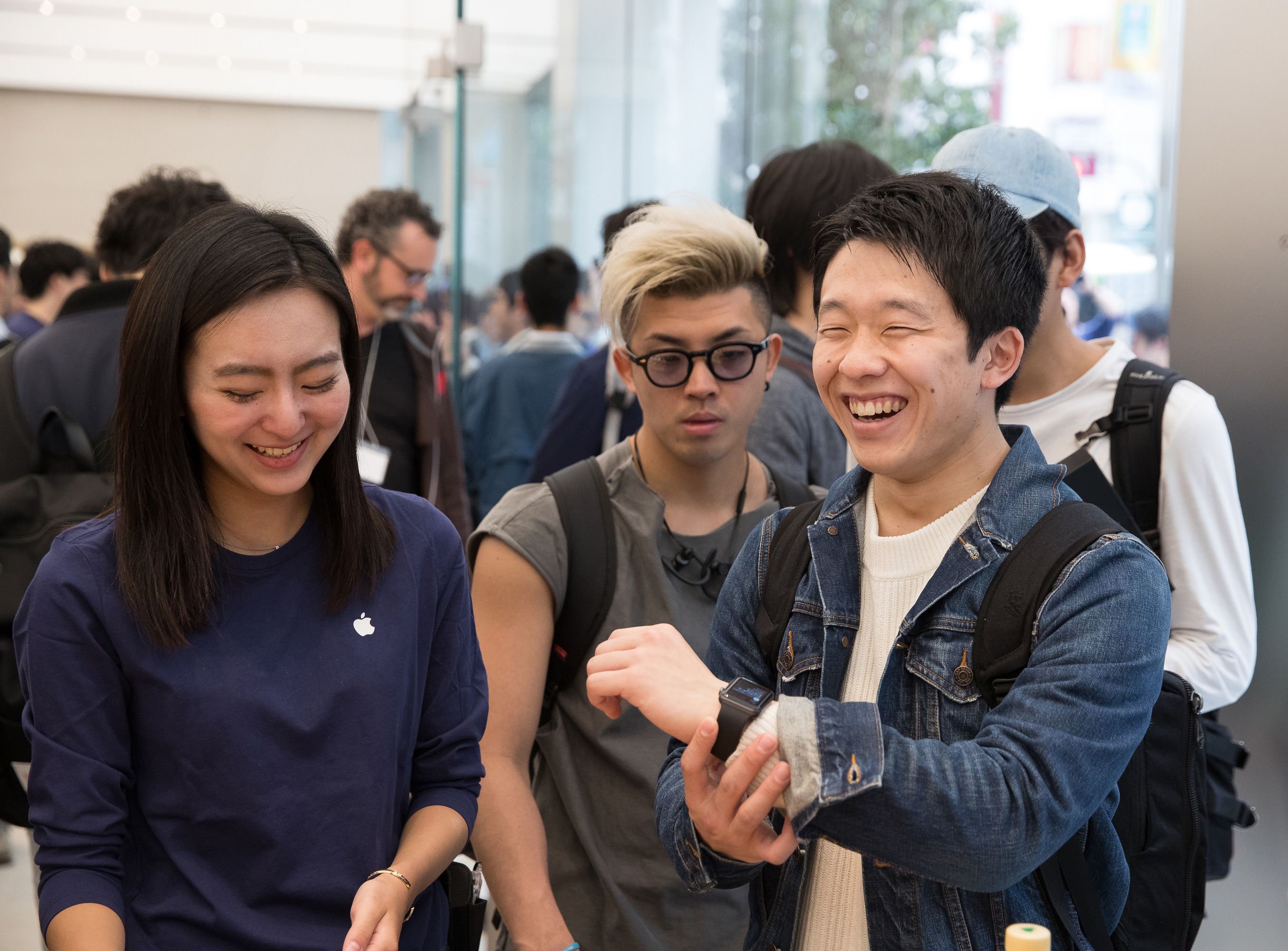 Apple Store Shinjuku Opening Happy Customer With Employee 04062018