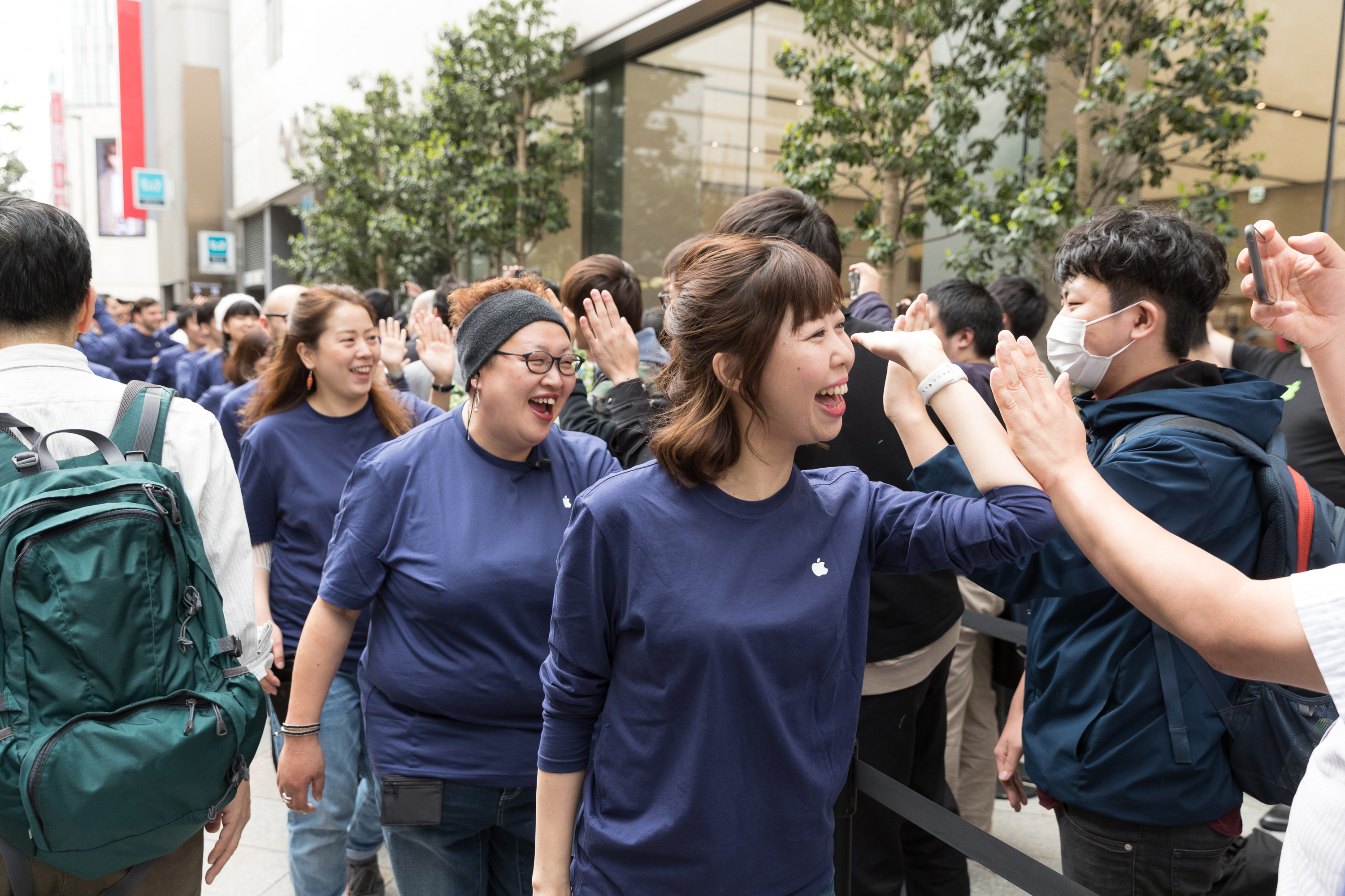 Apple Store Shinjuku Opening Workers Welcome Customers Outside 04062018