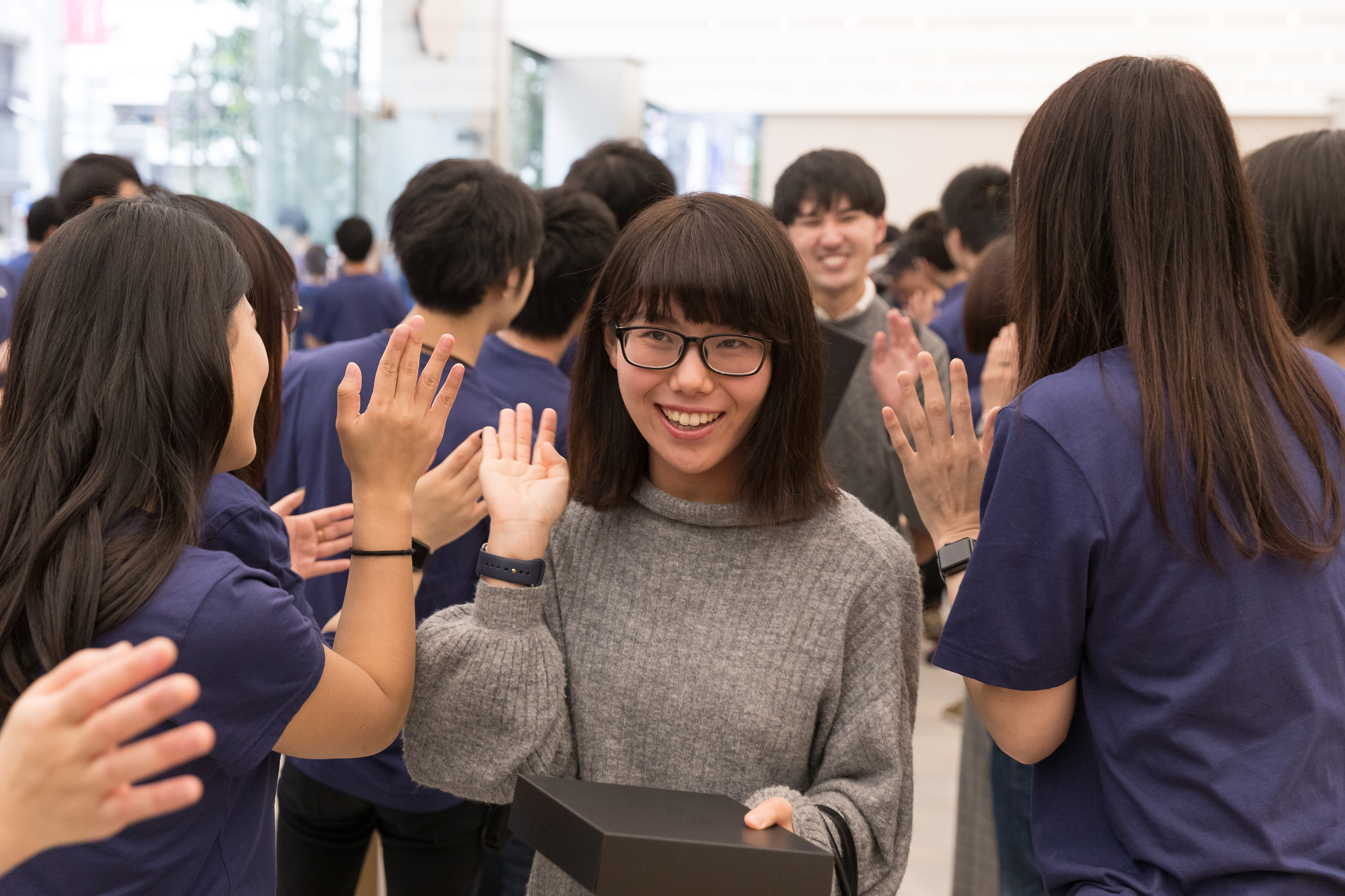 Apple Store Tokyo Shinjuku Employees Welcomes Customer 04062018