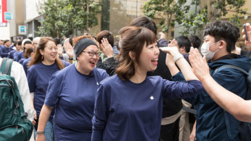 Apple Lights Up Shinjuku Gallery