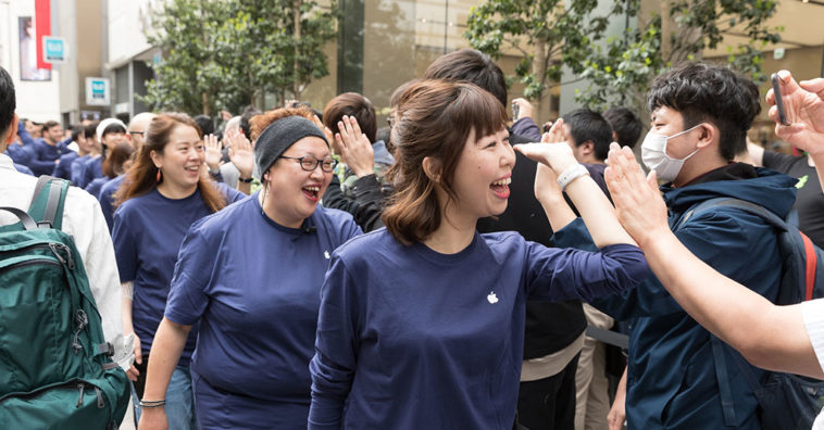 Apple Lights Up Shinjuku Gallery