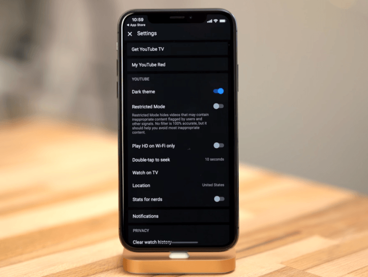 เปิด Dark Theme (ธีมสีเข้ม) ของแอป YouTube ใน iPhone X ช่วยประหยัดแบตฯ
