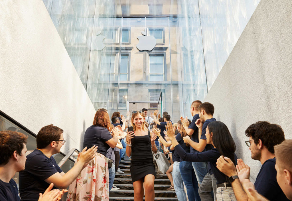 Apple Milan Piazza Liberty Glass Fountain Staircase 07262018