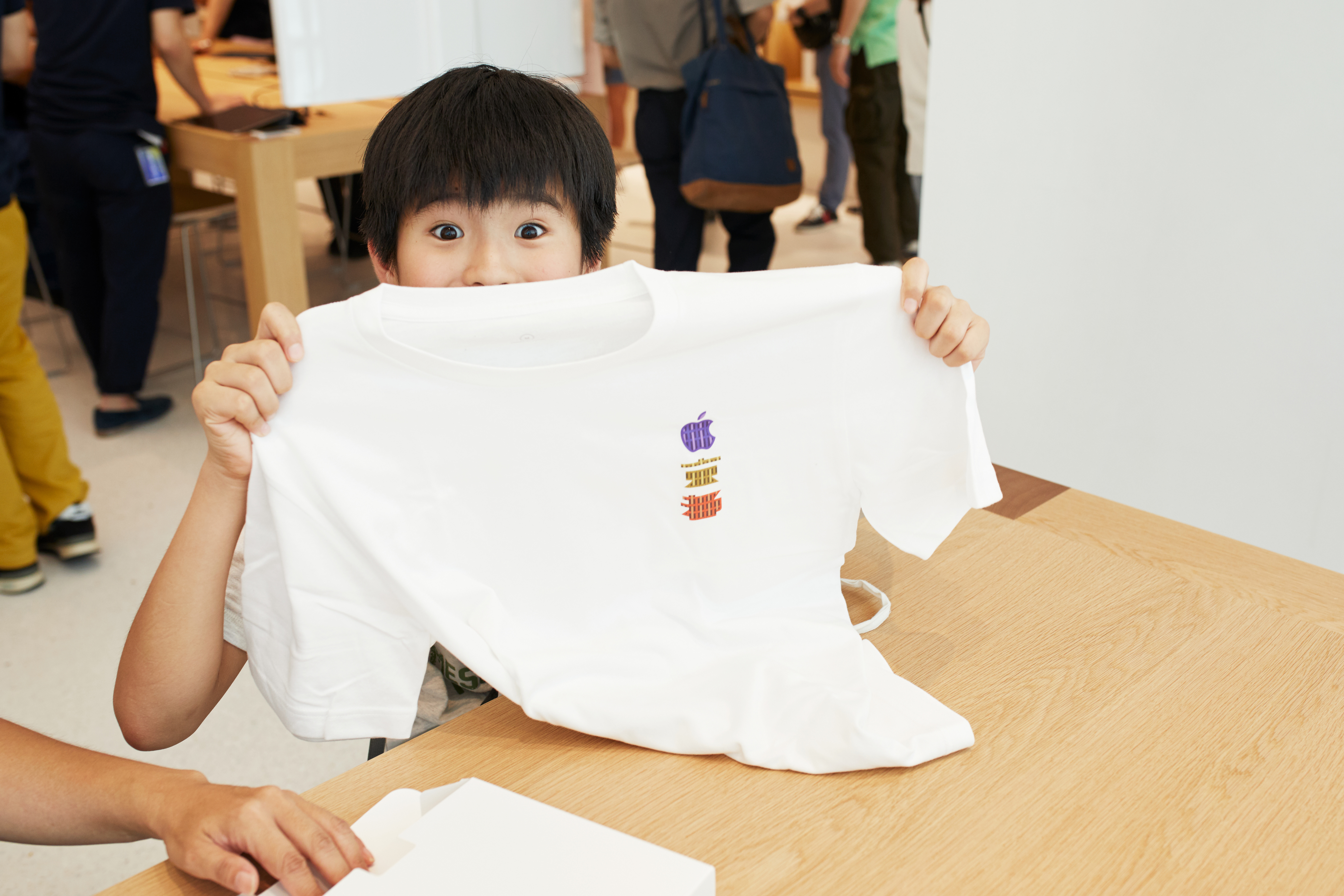 Apple Store Opening Kyoto Shijo Child With Shirt 08252018
