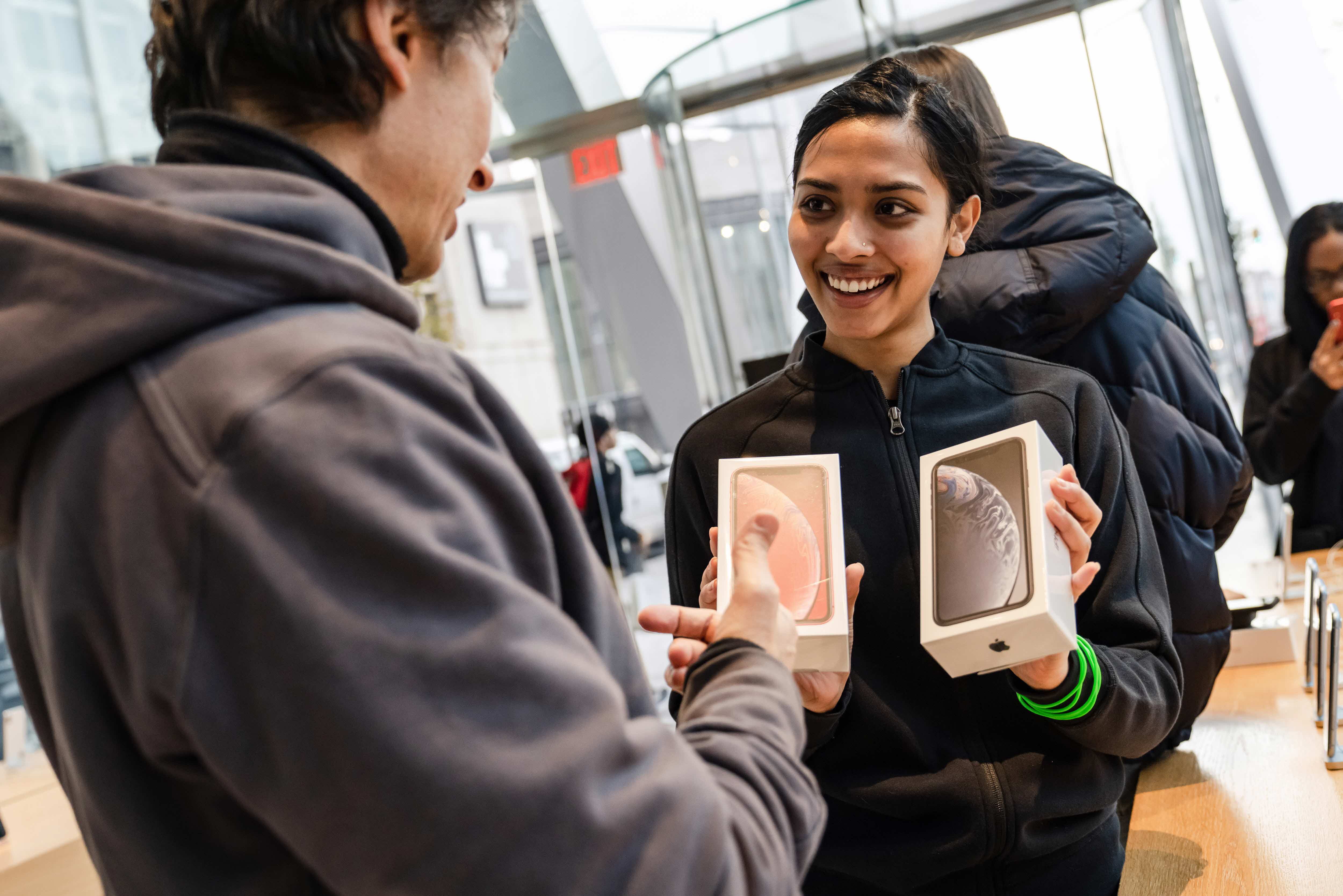 Iphone Xr Launch Downtown Brooklyn Nyc Apple Team Member Showing Iphonexr 10262018