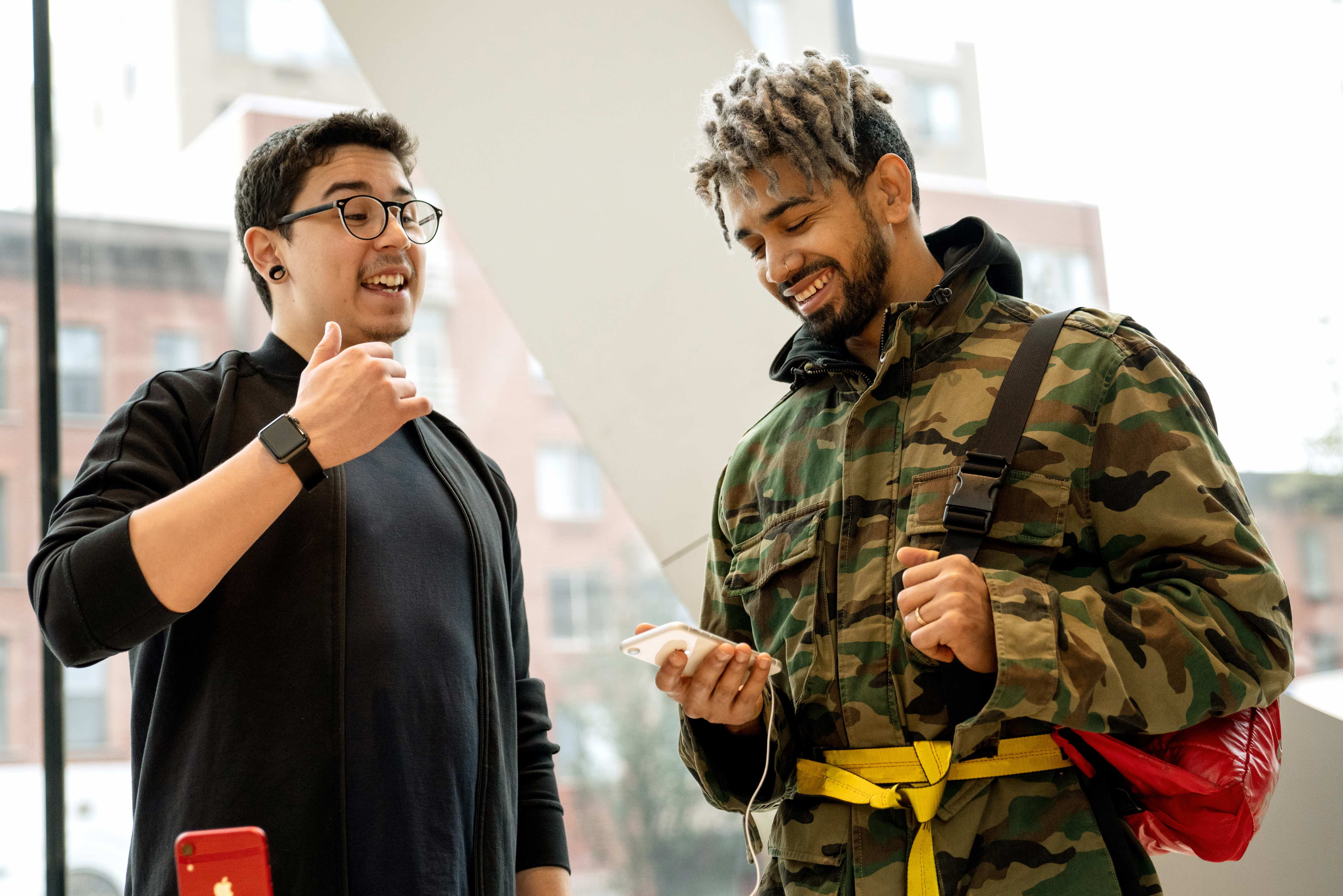 Iphone Xr Launch Downtown Brooklyn Nyc Apple Team Member Speaking With Customer 10262018