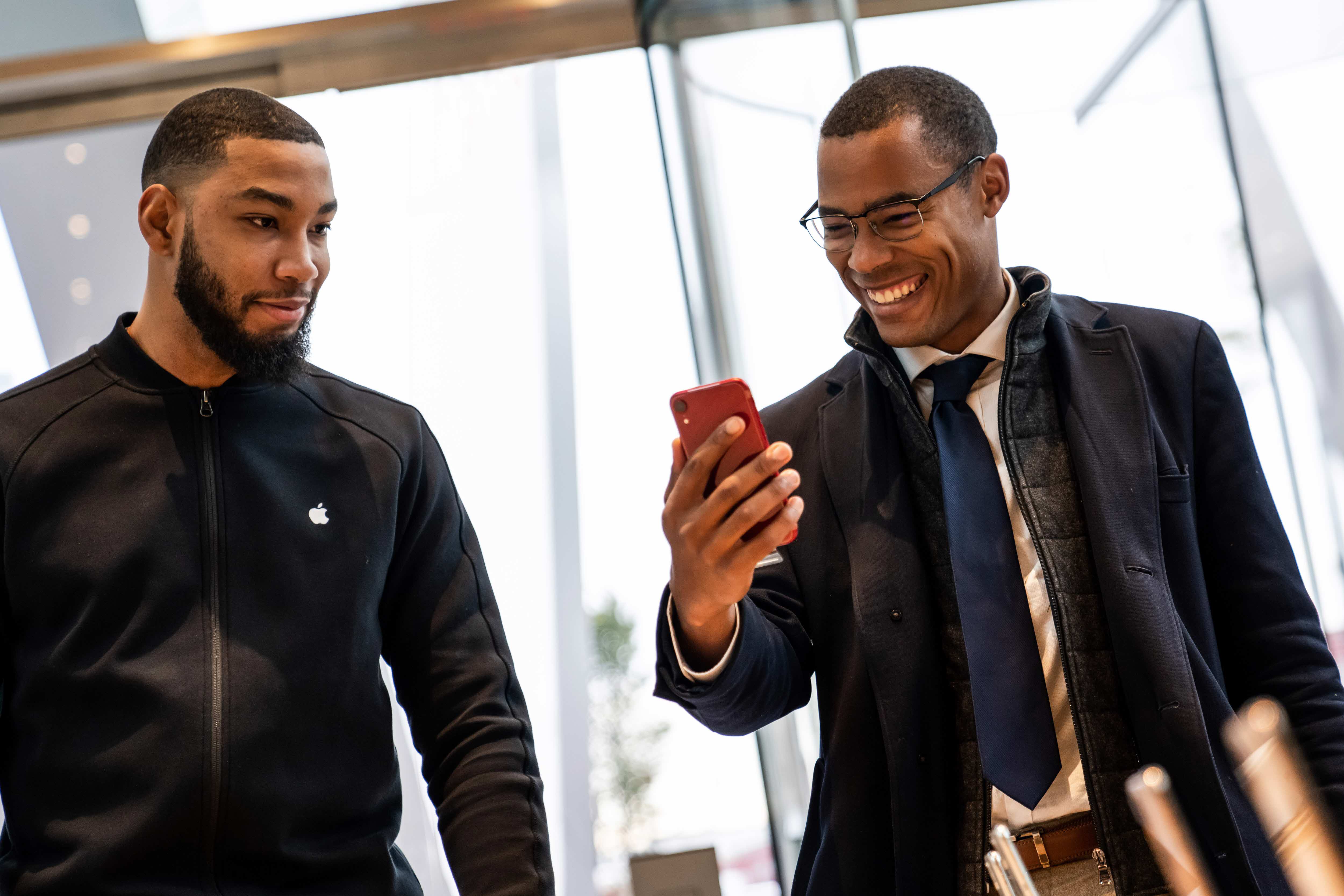 Iphone Xr Launch Downtown Brooklyn Nyc Man Holding Iphone Xr 10262018