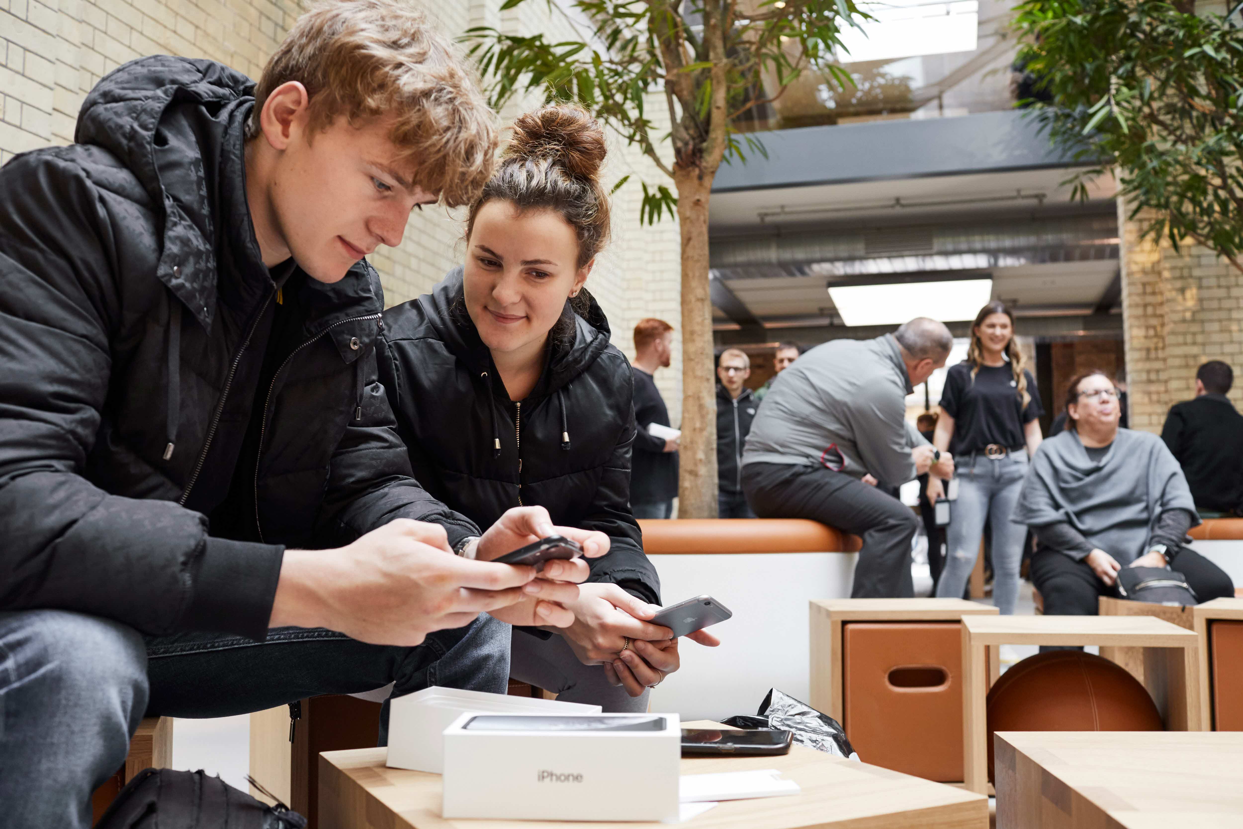 Iphone Xr Launch Covent Garden London Man And Woman 10262018