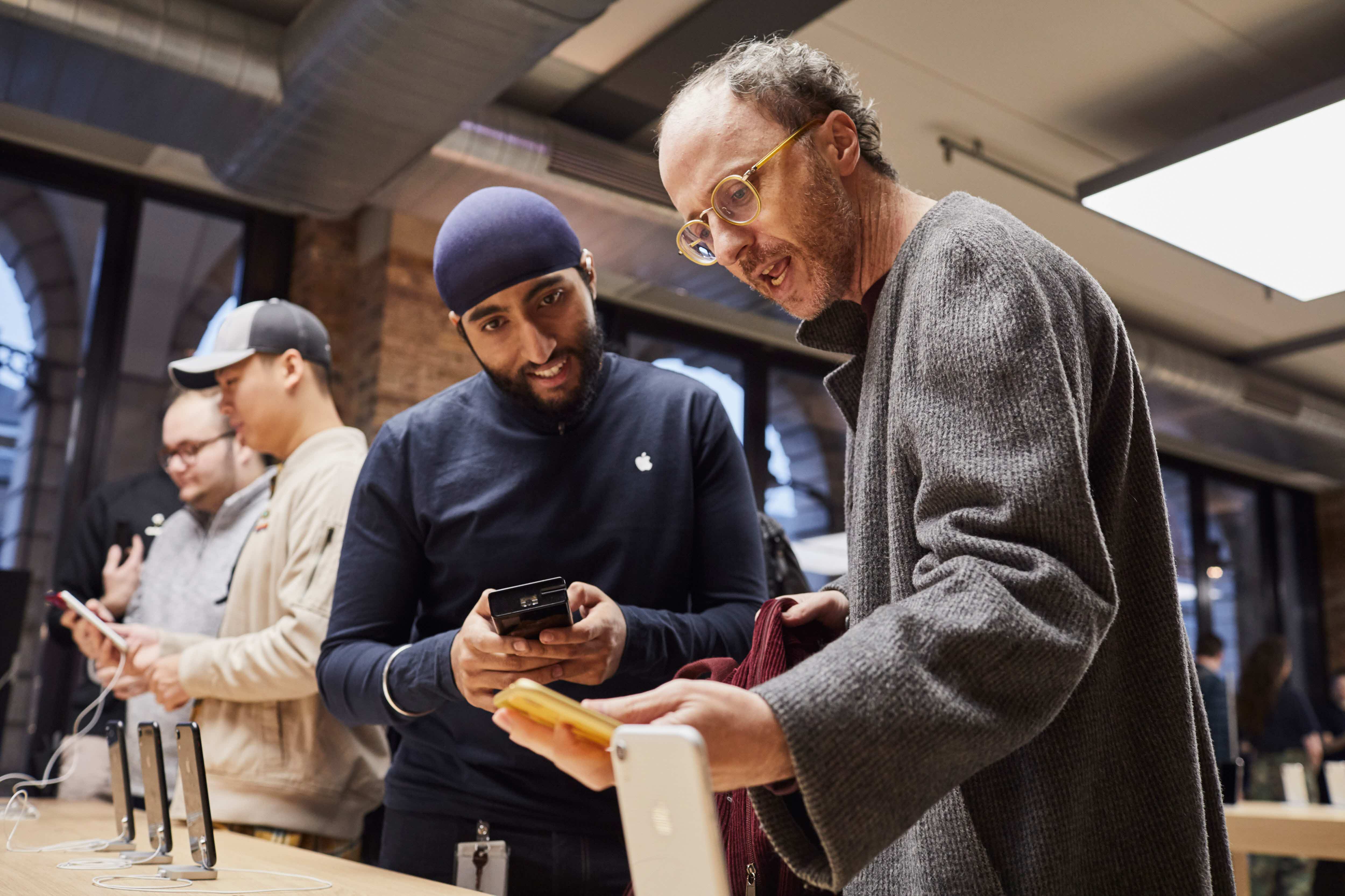 Iphone Xr Launch Covent Garden London Man With Apple Team Memeber 10262018