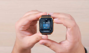 ชมภาพ Apple Watch Series 4 ตัวเรือนทอง (รุ่นปรับแต่ง) ราคาประมาณ 73,000 บาท