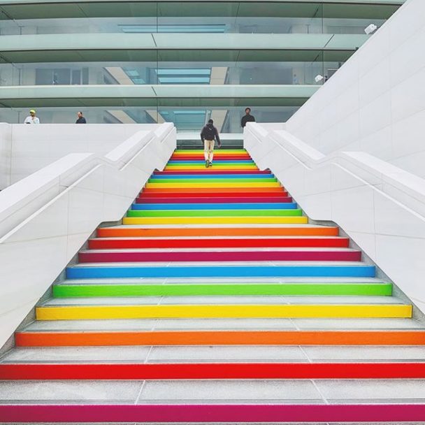 Apple Park ตกแต่งโทนสีรุ้งสำหรับงานฉลองเปิดทำการ (ภายใน), Lady Gaga ร่วมแสดงคอนเสิร์ตด้วย