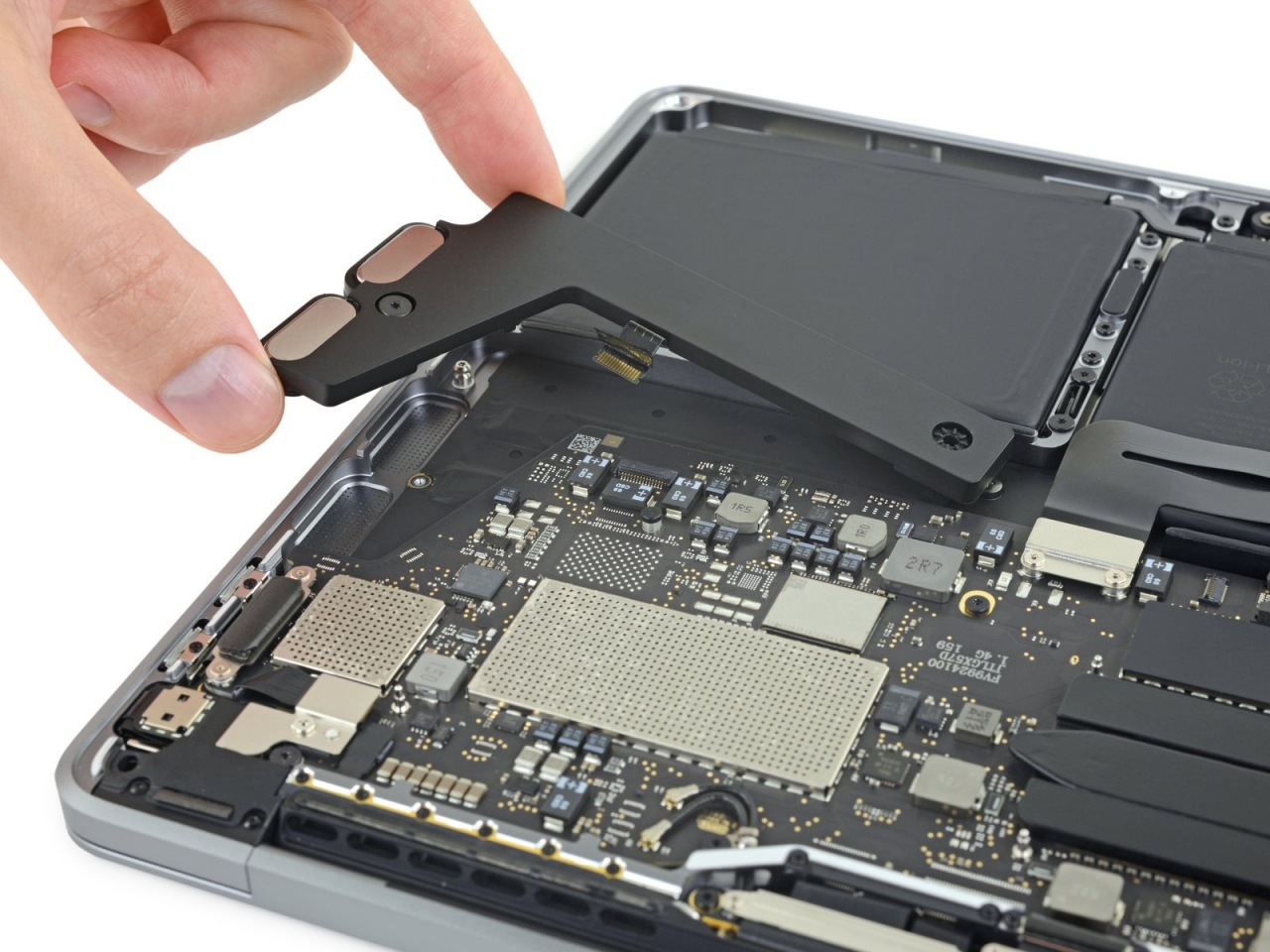 Ifixit Teardown Macbook Pro 13 Inch 2019 Img 2
