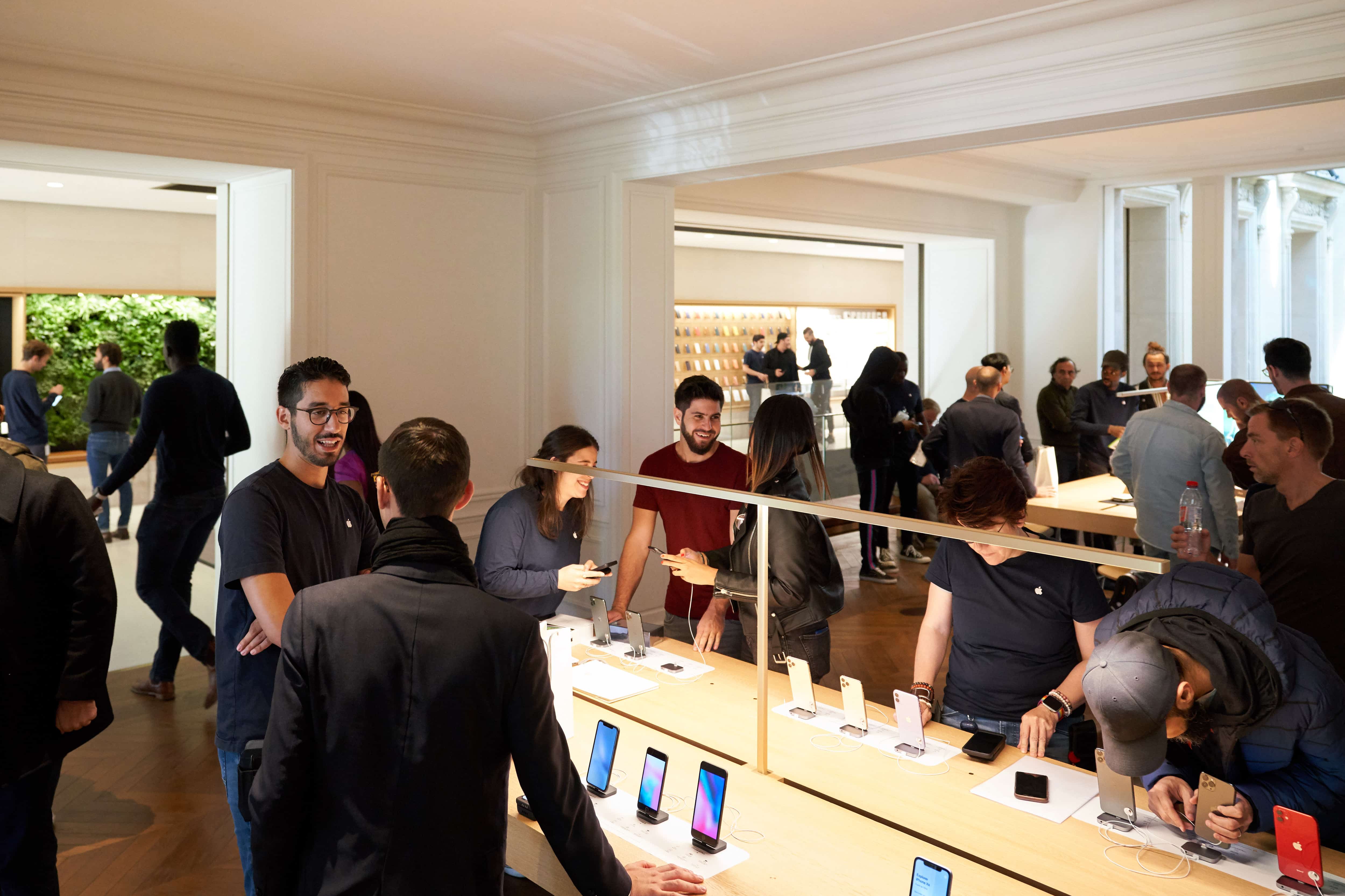 Apple Iphone 11 Pro Apple Watch 5 Availability Paris Customers Inside Champs Elysses 092019