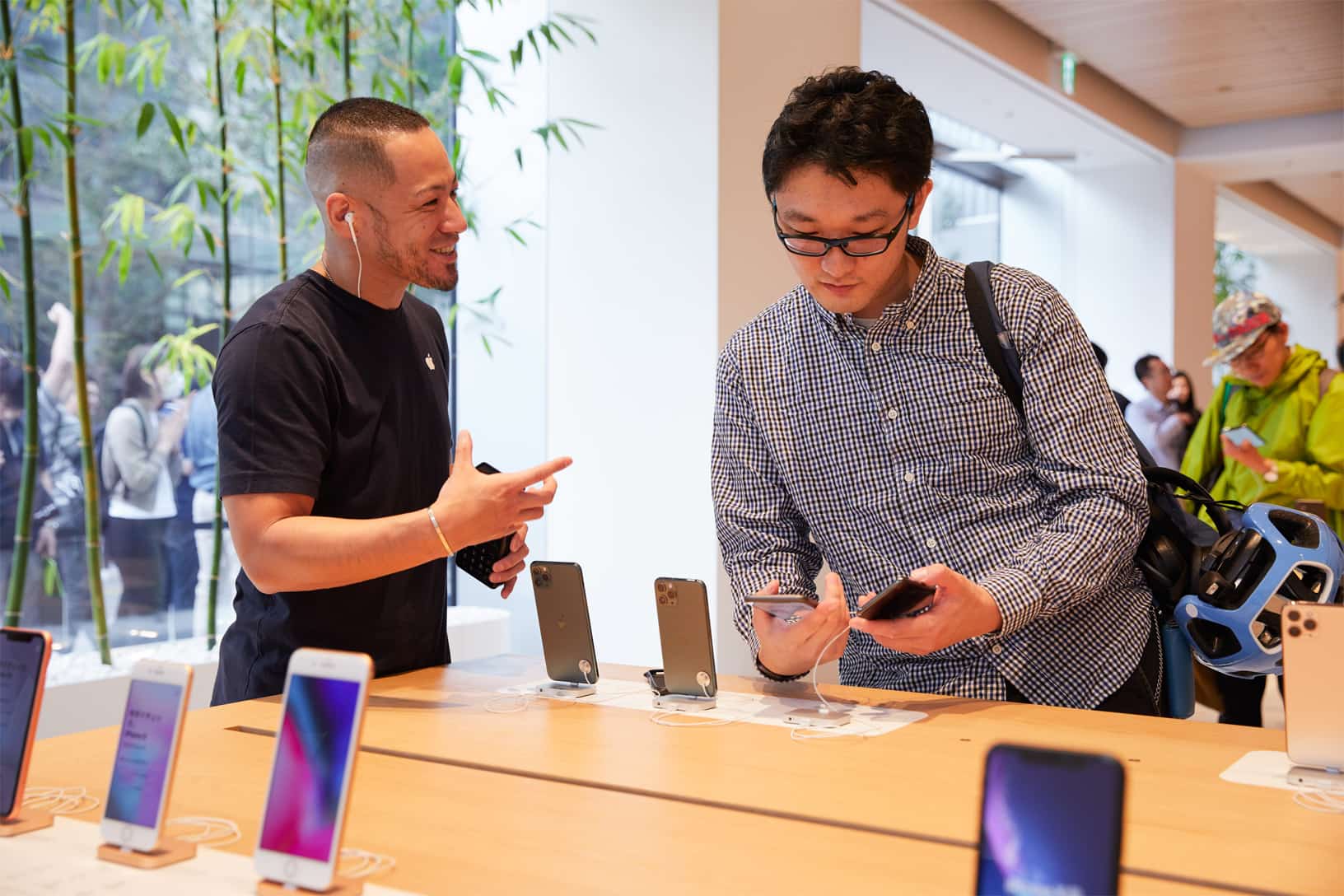 Apple Iphone 11 Pro Apple Watch 5 Availability Tokyo Man With Apple Team Member 092019