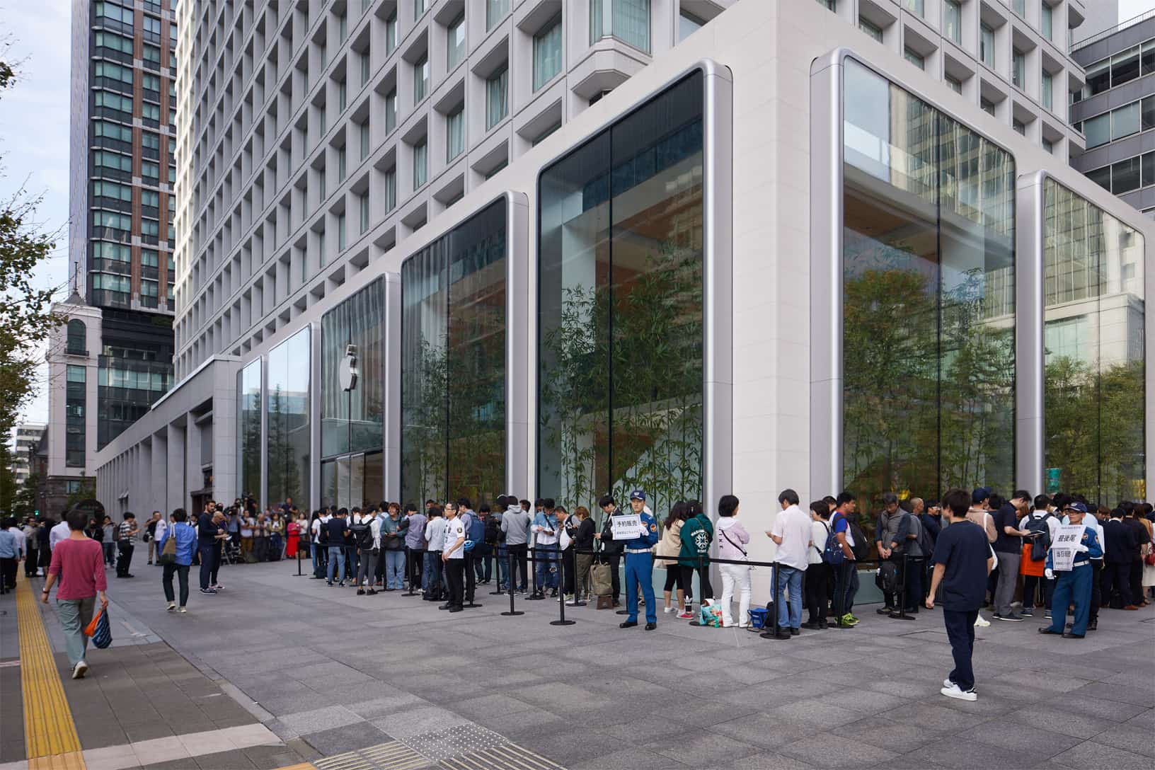 Apple Iphone 11 Pro Apple Watch 5 Availability Tokyo Outside Line 092019