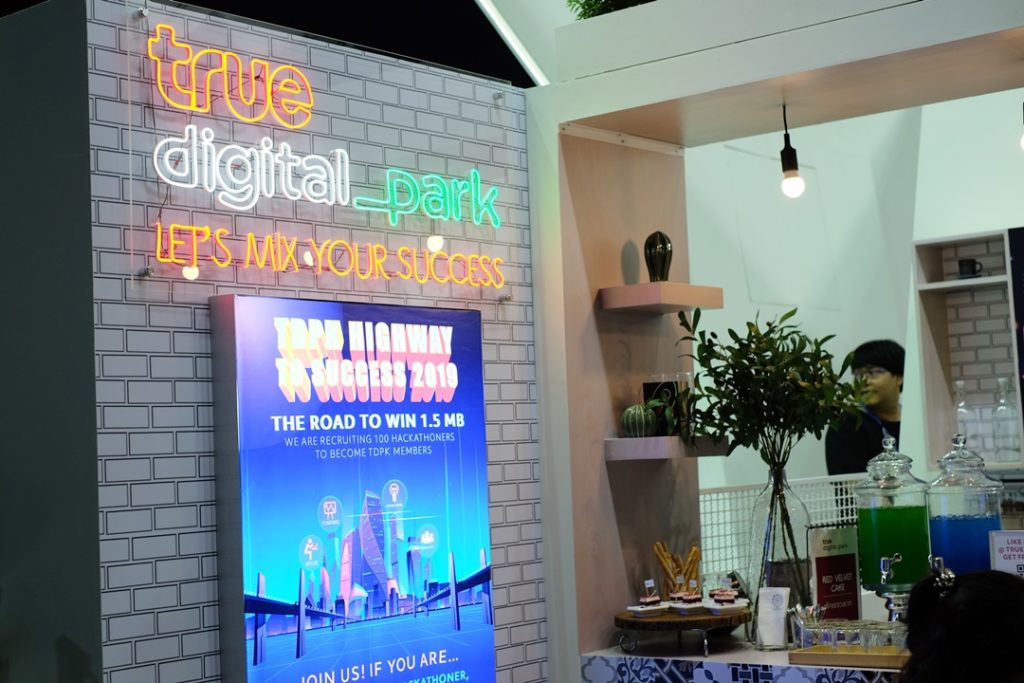 พาชมบูธ True ที่เป็นมากกว่าเครือข่าย ในงาน DIGITAL THAILAND BIG BANG 2019
