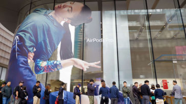 Apple Share Airpods Pro Arrive In Stores Around The World