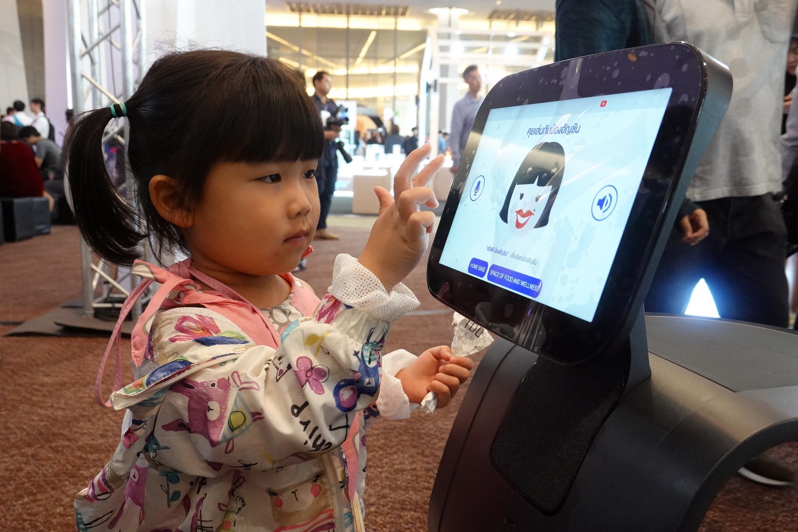 8 บรรยากาศ Oiio หุ่นยนต์น้องอัญชัน ตัวช่วยพ่อบ้านแม่บ้าน
