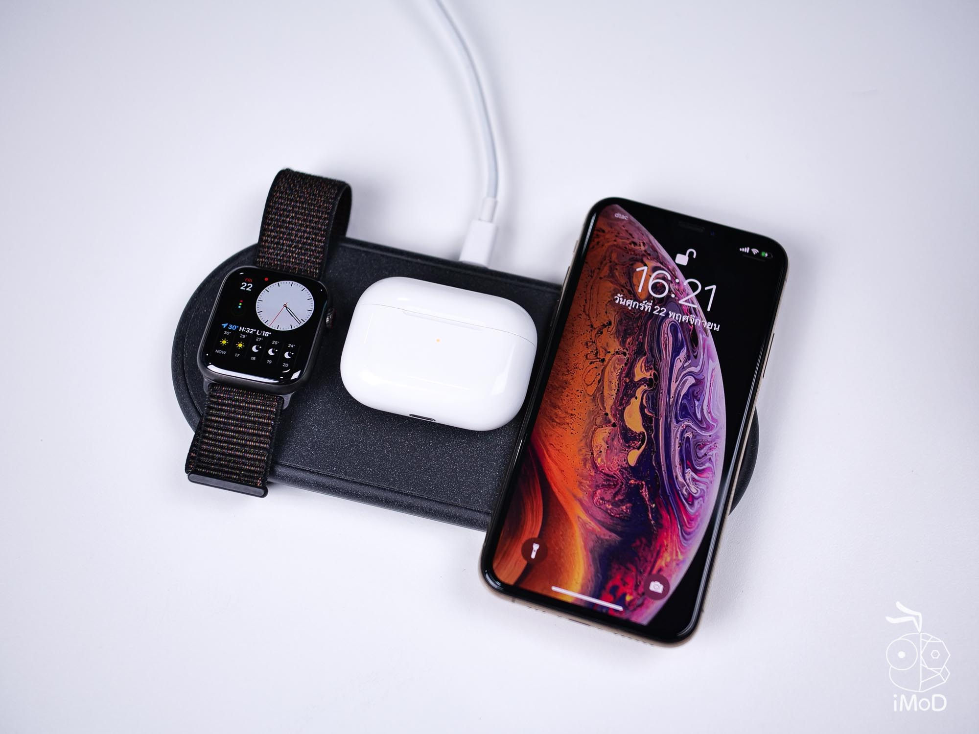 Apple Watch Series 5 Airpods Pro Iphone Xs On Charging Pad 1014527