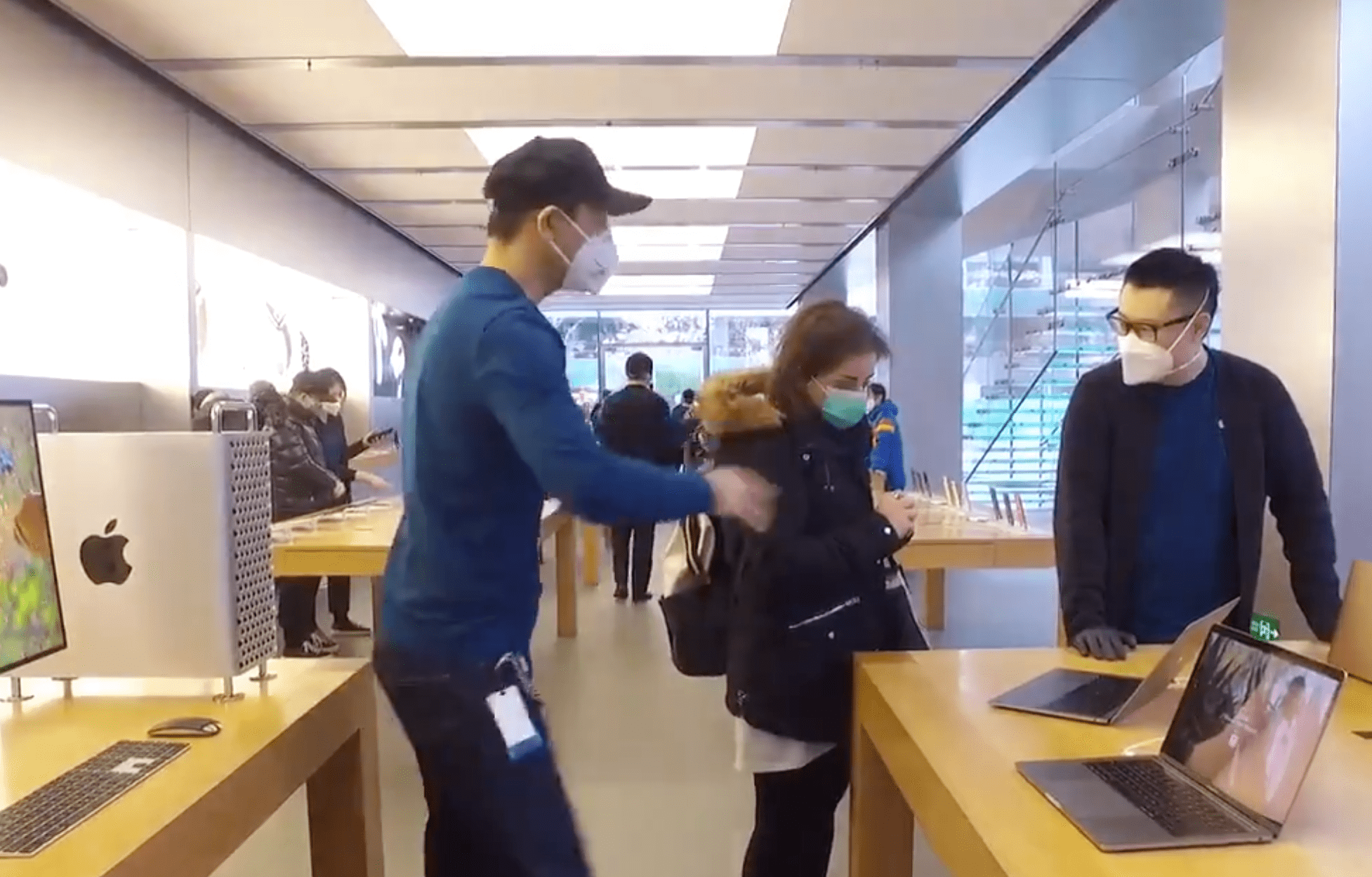 Apple Store Beijing Reopen Temperature Check Img 3