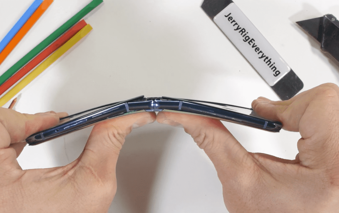 Galaxy Z Flip May Fake Glass Screen Jerryrigeverything Test Img 9