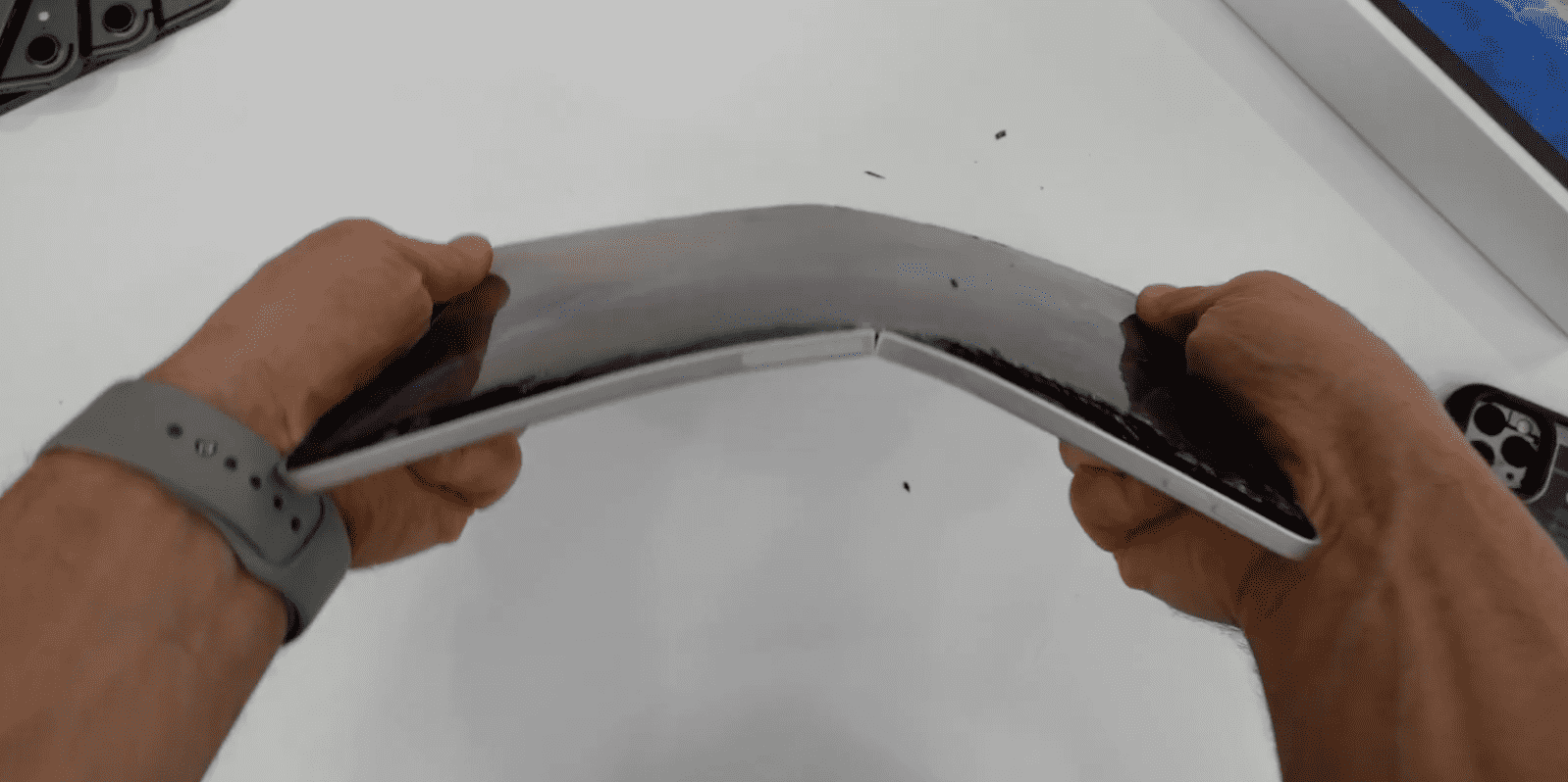 Ipad Pro 2020 Still Bend With Hand Img 1