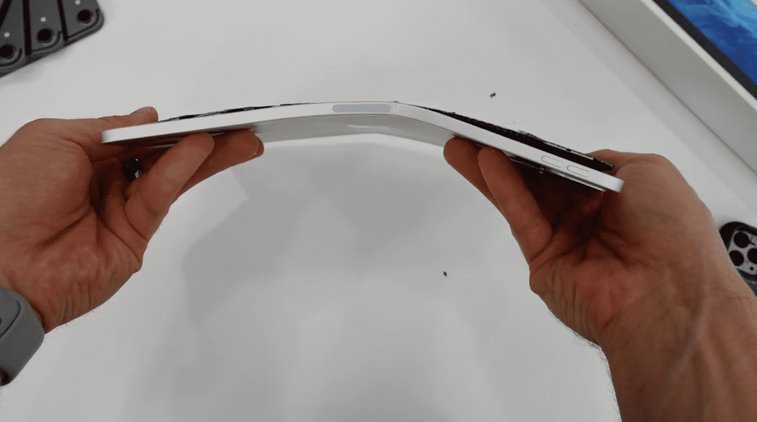 Ipad Pro 2020 Still Bend With Hand Img 3