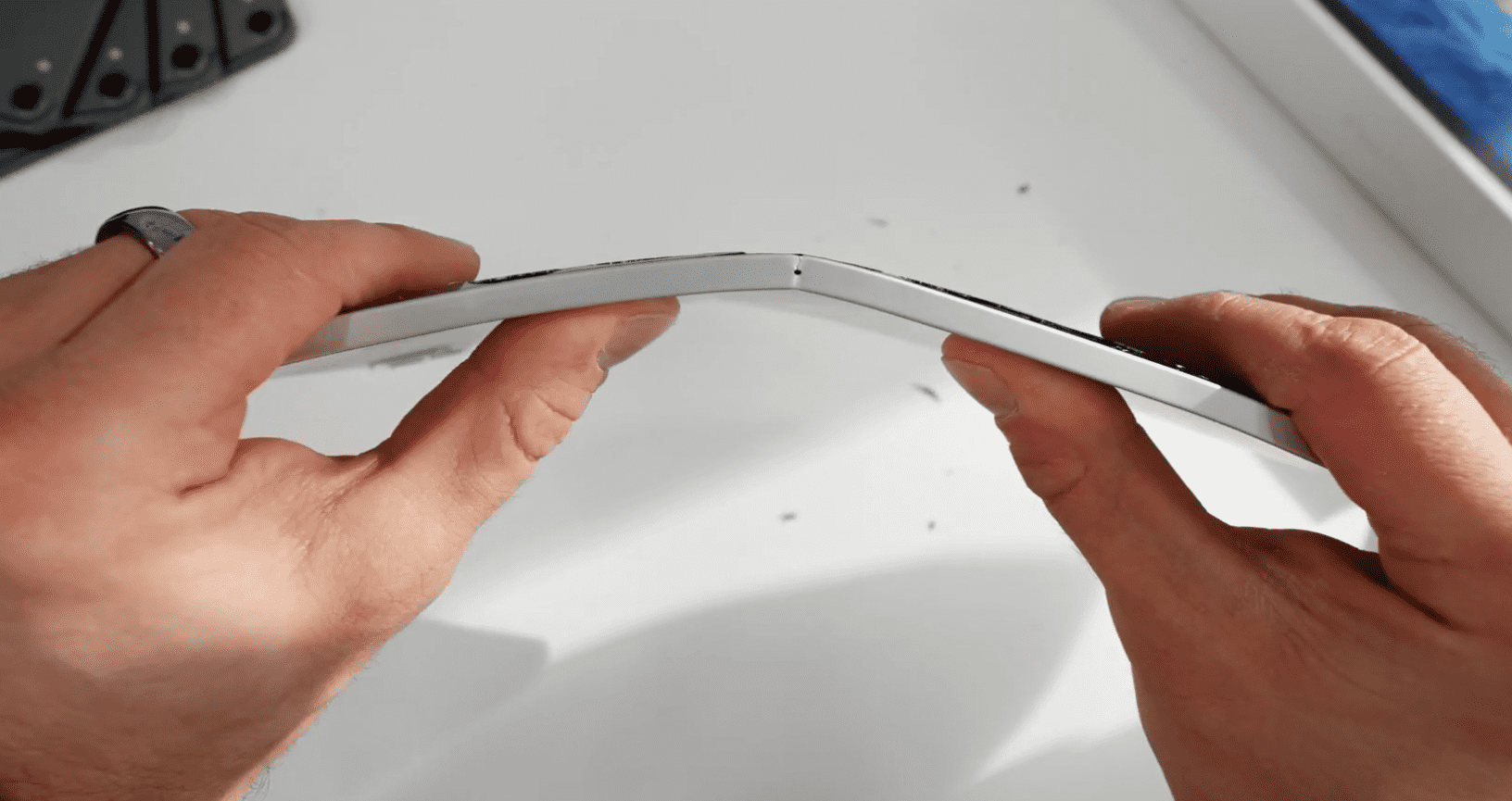Ipad Pro 2020 Still Bend With Hand Img 4