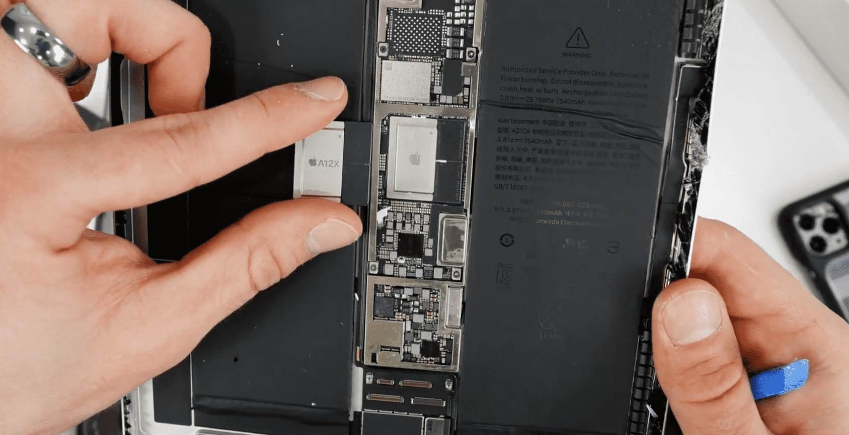 Ipad Pro 2020 Still Bend With Hand Img 5