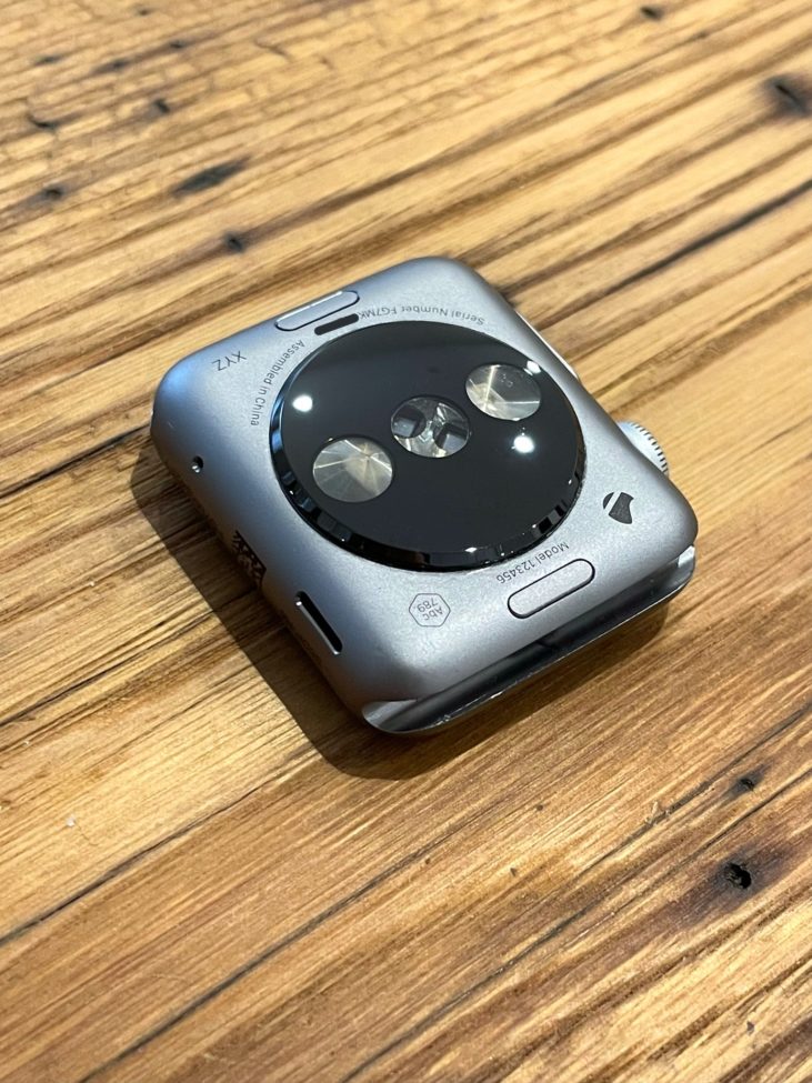 เผยภาพตัวต้นแบบ Apple Watch 1st Gen (รุ่นแรก) พร้อมเซ็นเซอร์ 3 จุดวาง