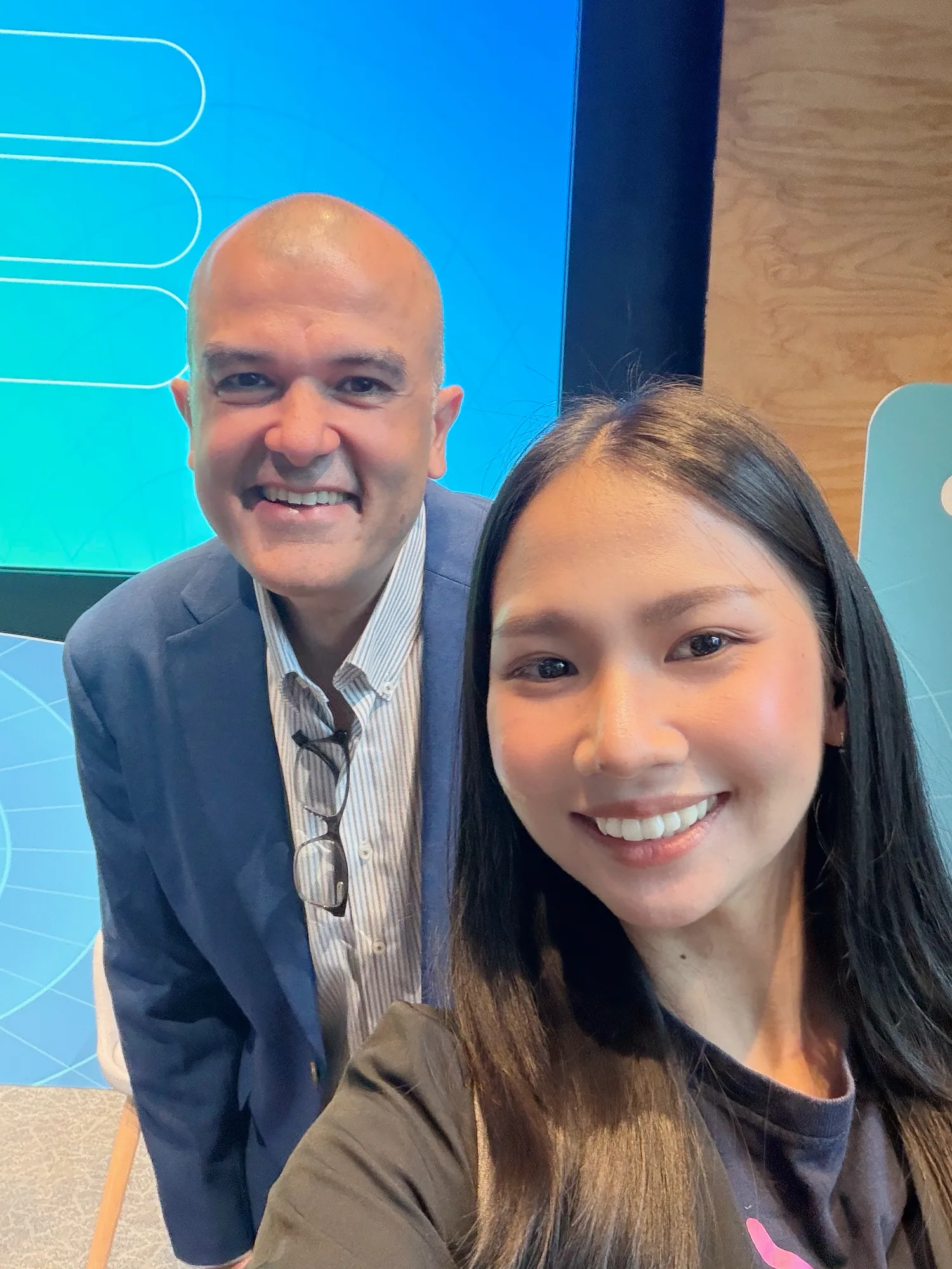 ผู้ร่วมงานถ่ายภาพเซลฟี่ในงาน e-Conomy SEA 2026
