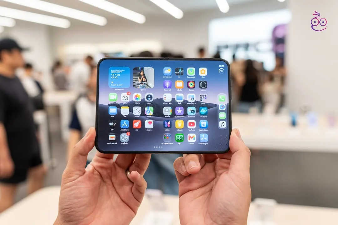 iPhone Duo ขณะกางหน้าจอใหญ่ 7.6 นิ้วเต็มตา